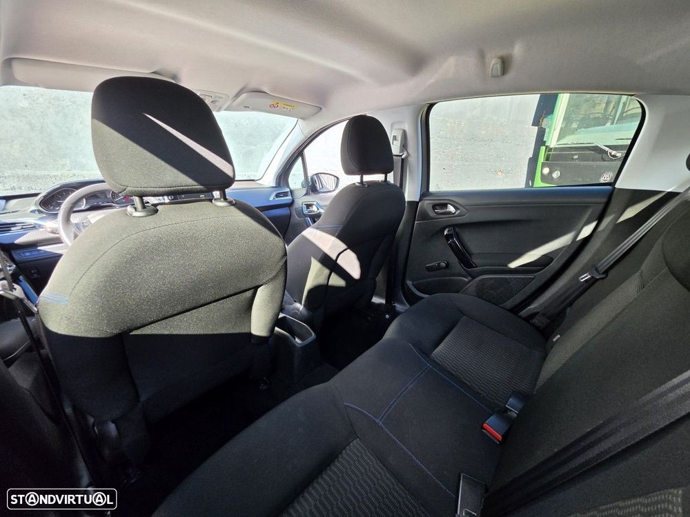 Peugeot 208 1.2 PureTech Signature - 12