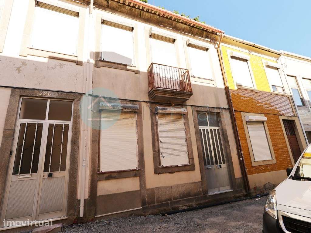Moradia para reconstrução situada numa zona privilegiada do Porto - Grande imagem: 2/19