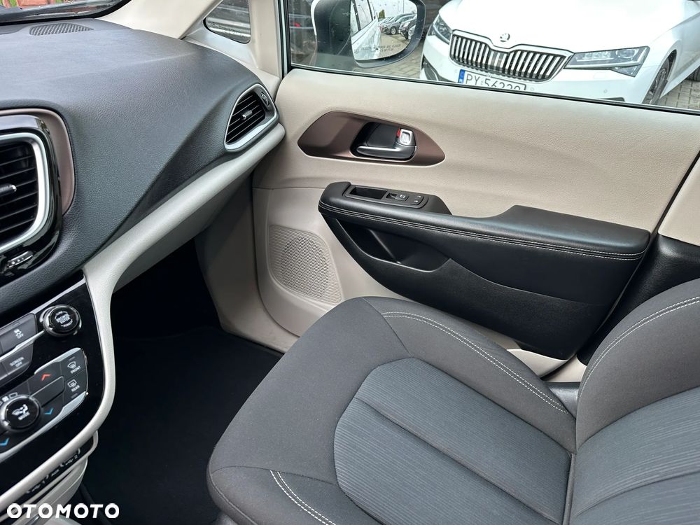 Chrysler Pacifica - 16