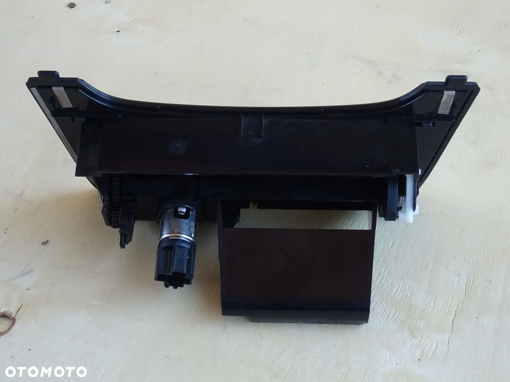 POPIELNICZKA GNIAZDO 12V PANEL DESKI CZARNY DEKOR OPEL INSIGNIA A - 24