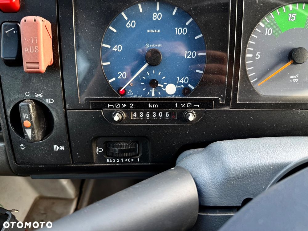 Mercedes-Benz Mediano 815 - 26