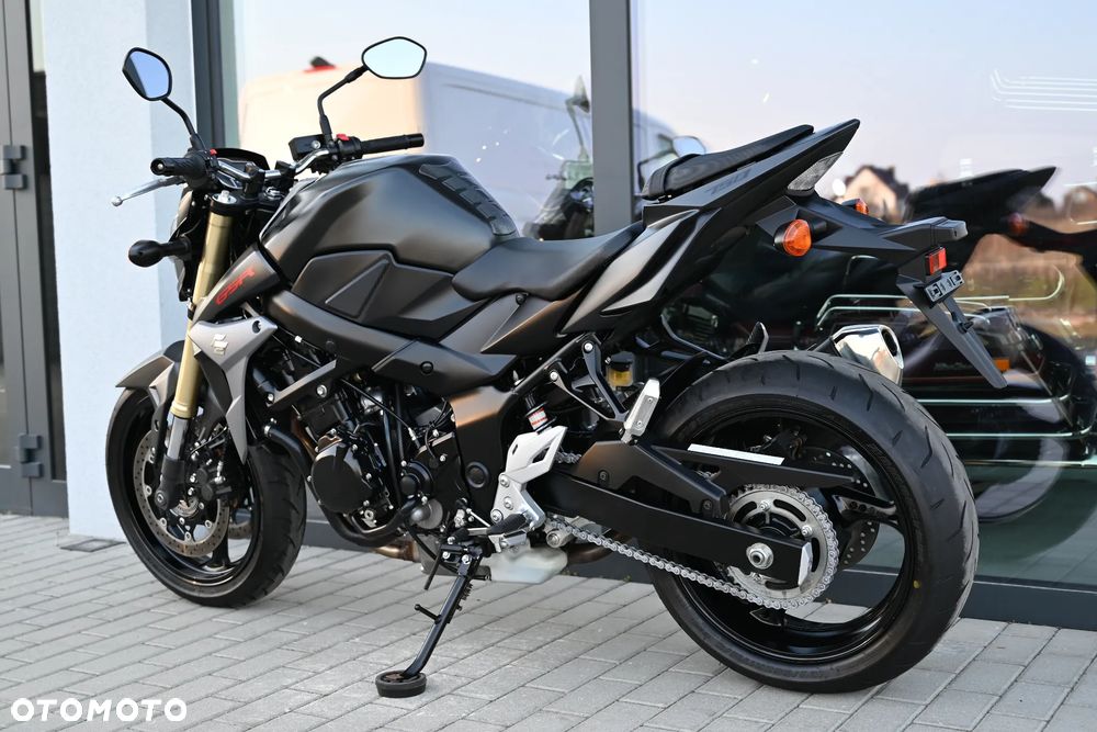 Suzuki GSR - 5