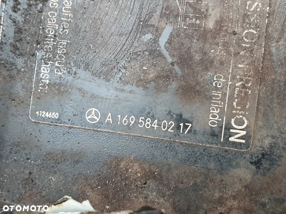 Mercedes-Benz A1695840217 klapka wlewu paliwa A KLASA W169 CZARNY LAKIER - 4