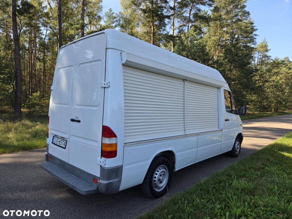 Mercedes-Benz 211 - 1