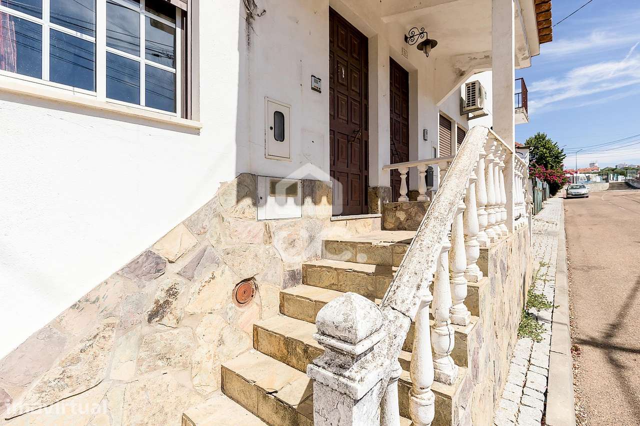 Moradia Bifamiliar de 1º Andar c/ Garagem e Aproveitamento de Sótão | - Grande imagem: 2/39