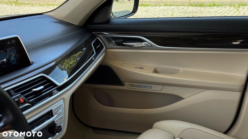 BMW Seria 7 750Li xDrive - 27