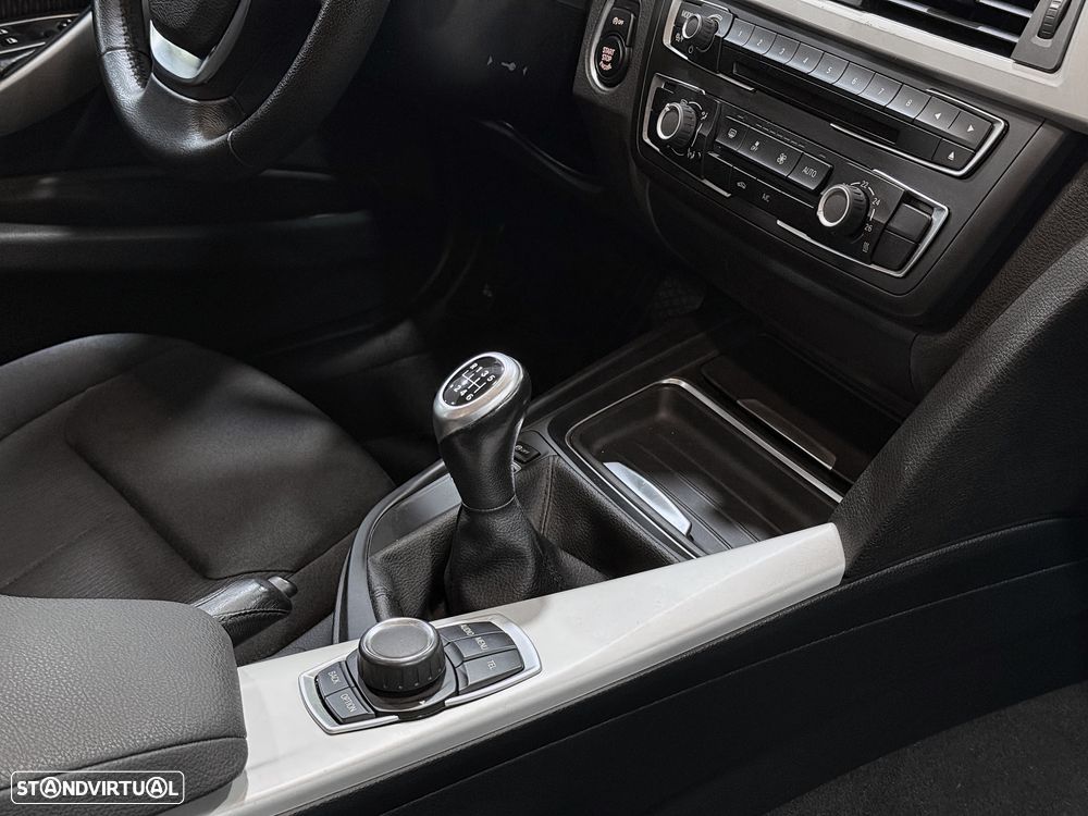 BMW 320 d Touring EfficientDynamics - 10