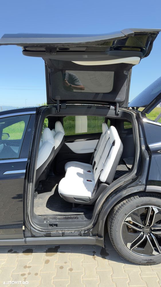 Tesla Model X - 18