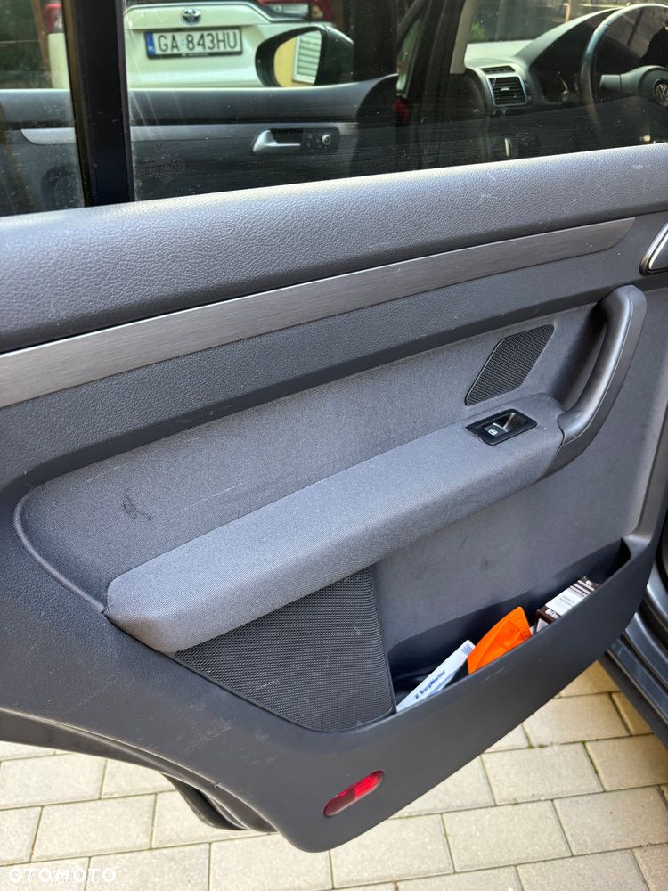 Volkswagen Touran 2.0 TDI DPF BlueMotion Technology Comfortline - 16