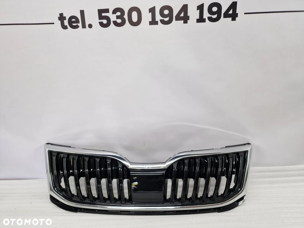 SKODA OCTAVIA III LIFT 16- RS VRS LAKIEROWANA ATRAPA / GRILL PRZEDNI PRZÓD , NR 5E0853653C , NR AUKCJI GR127 - 1