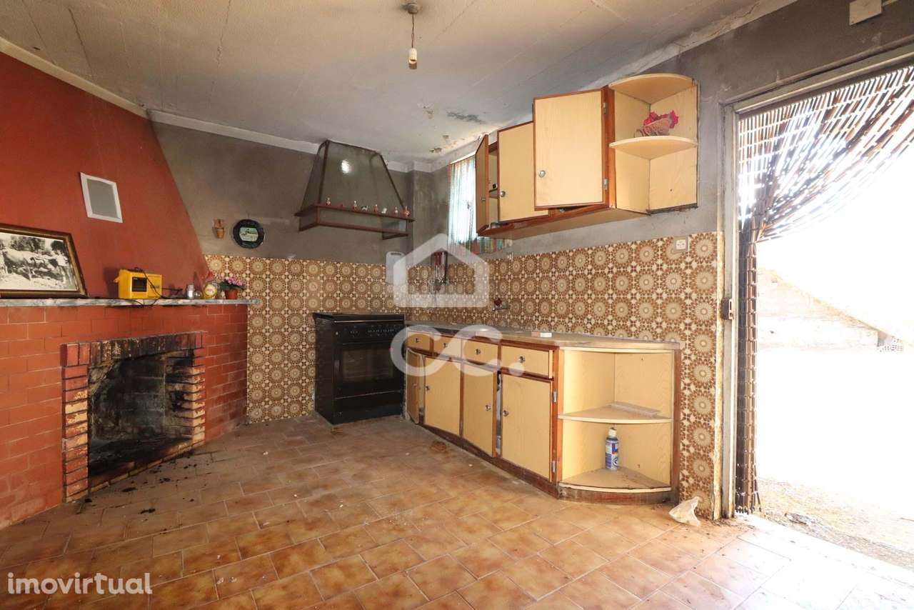 Moradia T3 com terraços, logradouro e garagem para recuperar na Vila d - Grande imagem: 4/23