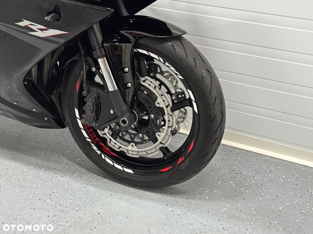Yamaha R1 - 12