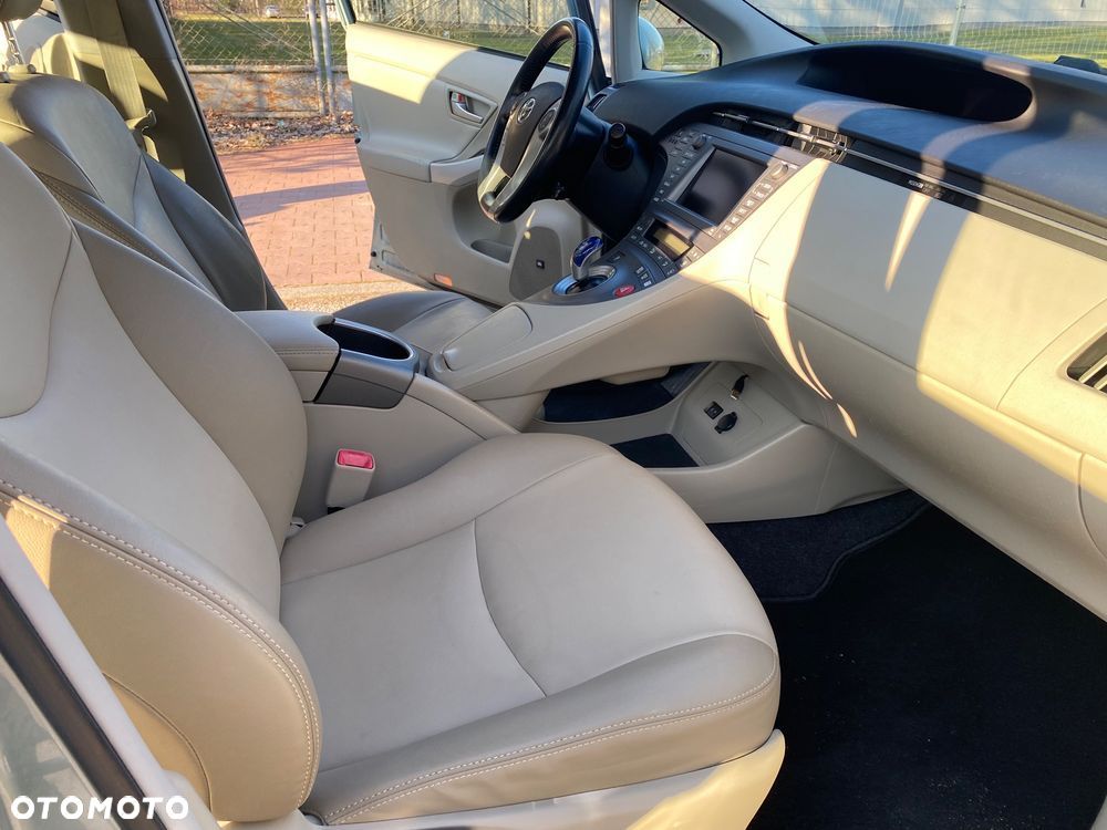 Toyota Prius (Hybrid) Executive - 23