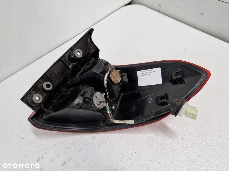 SUZUKI VITARA III 3 LAMPA LEWY TYŁ TYLNA W BŁOTNIK - 6
