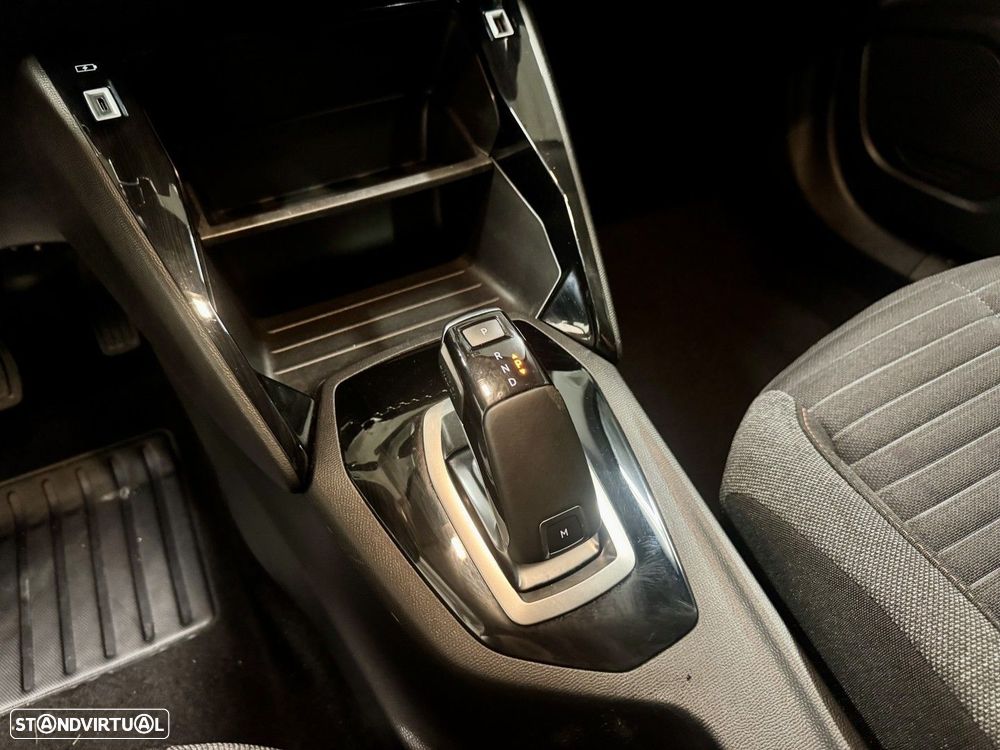 Peugeot 2008 1.2 PureTech Active Pack EAT8 - 17