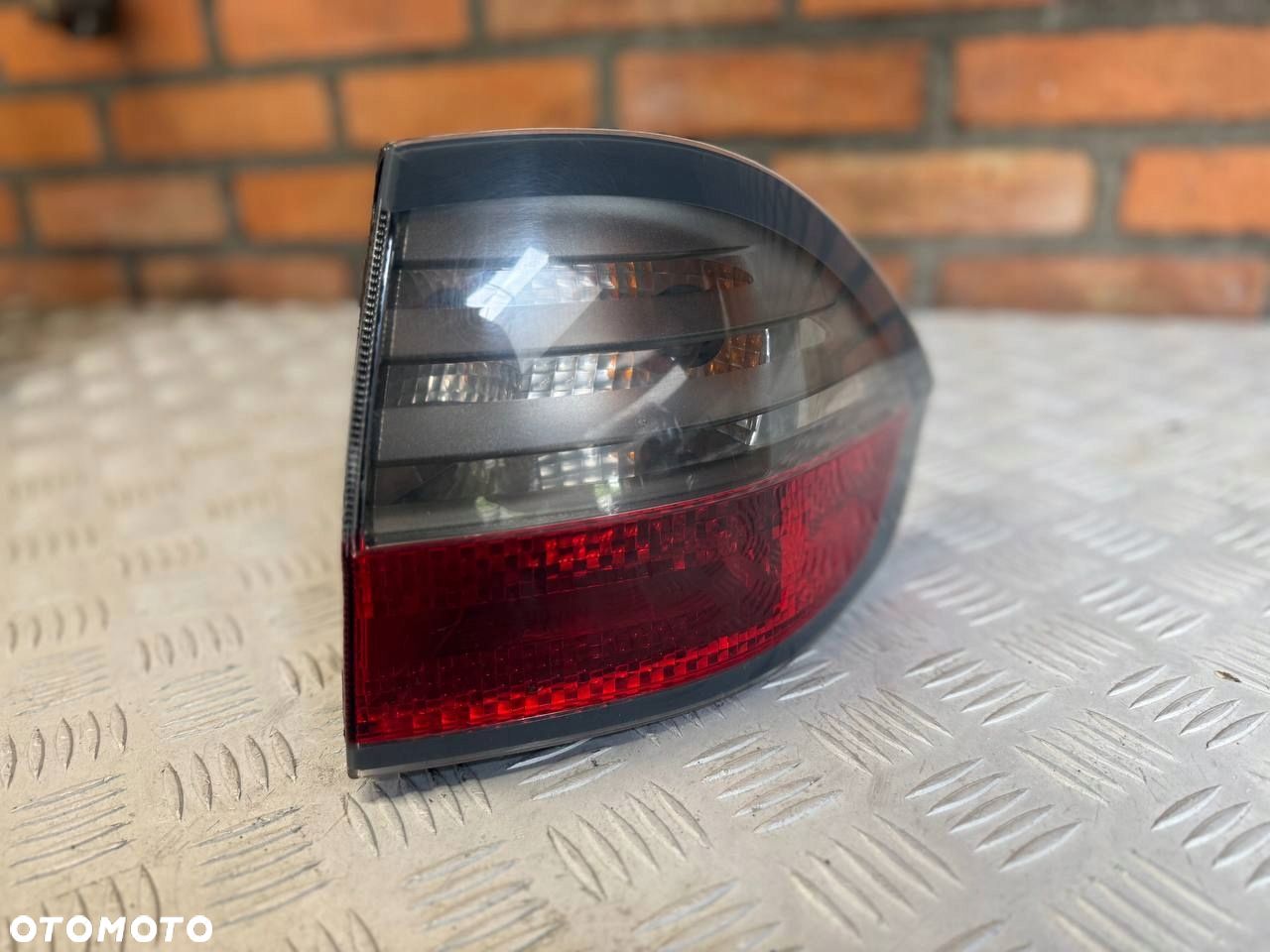 LAMPA PRAWA TYLNA FORD S-MAX - 1