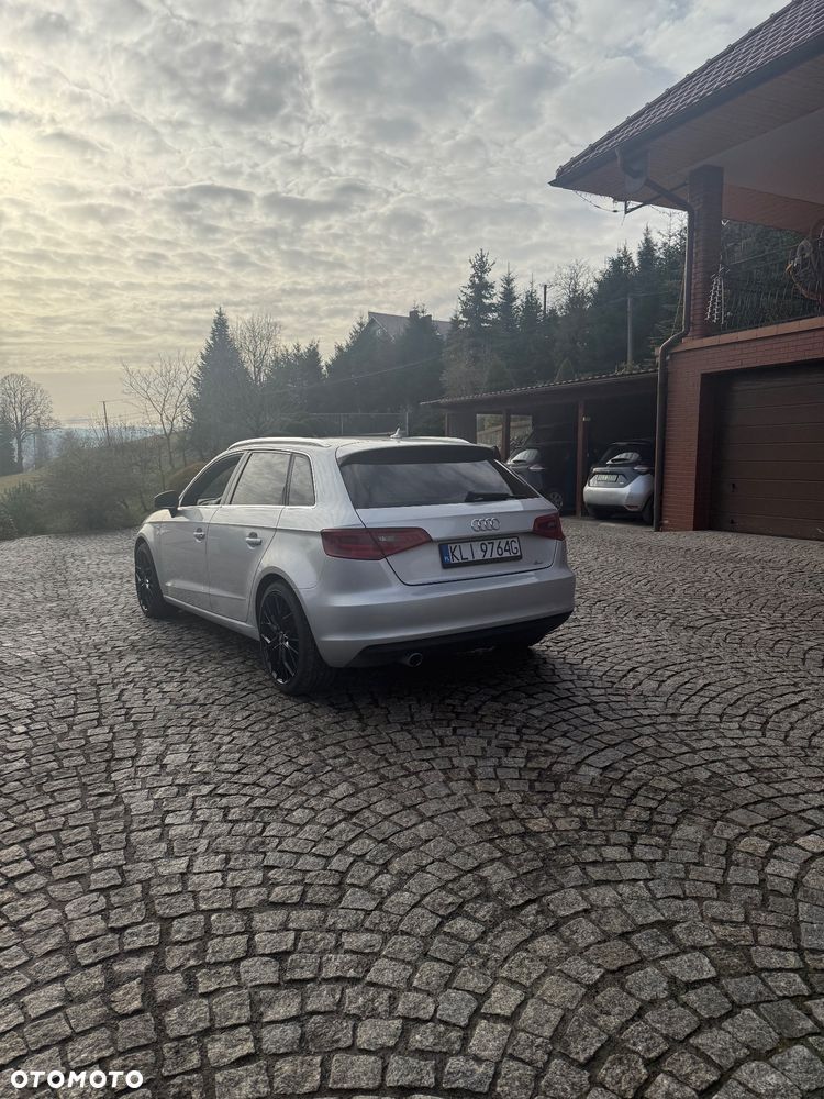 Audi A3 Sportback 1.6 TDI DPF S line Sportpaket - 4