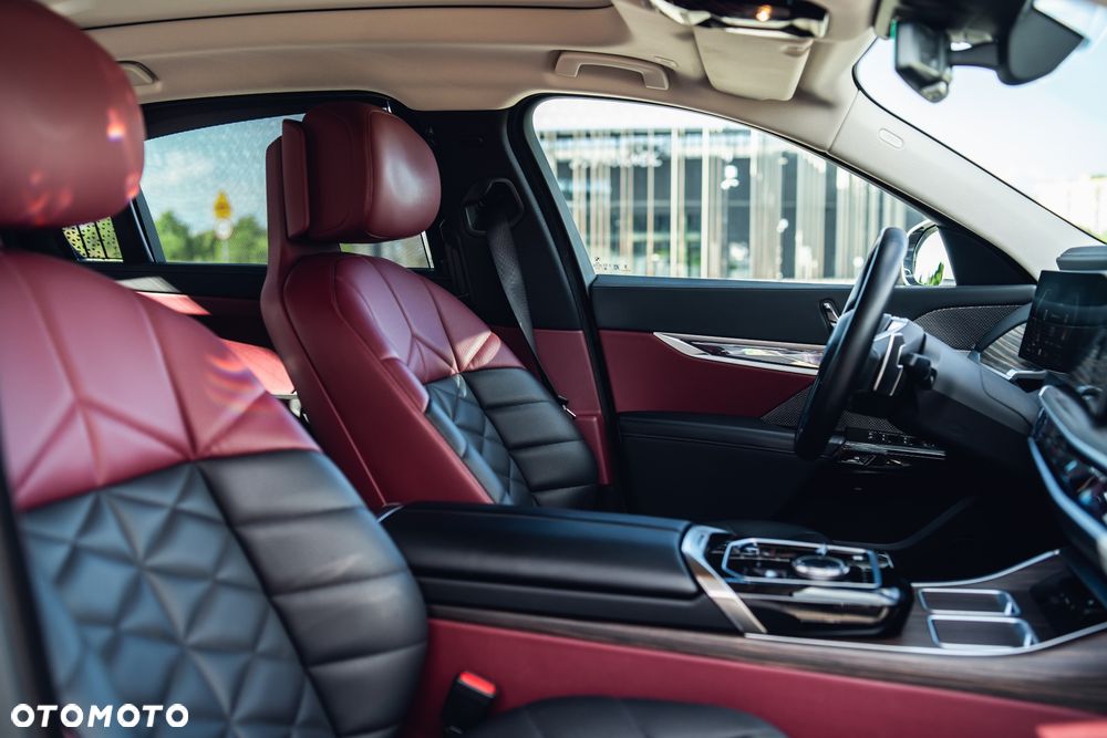 BMW Seria 7 730d xDrive mHEV - 34