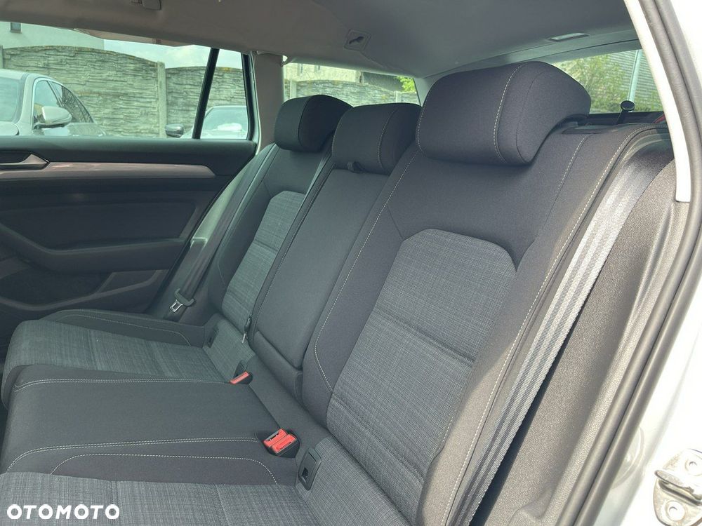 Volkswagen Passat Variant 2.0 TDI SCR DSG Conceptline - 16