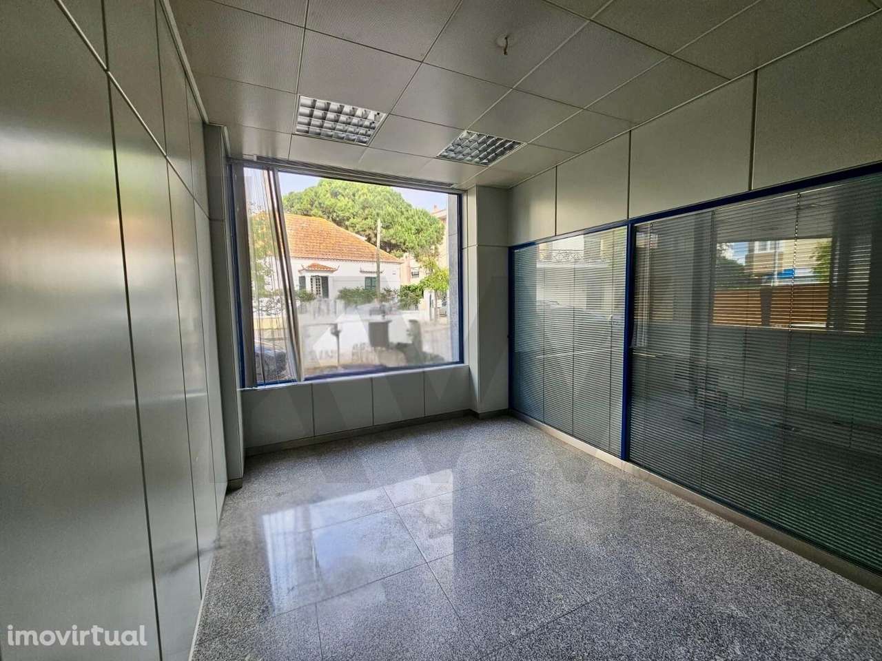 Vende-se Loja com 127,4 m2 numa das principais artérias da Costa da Ca - Grande imagem: 3/13