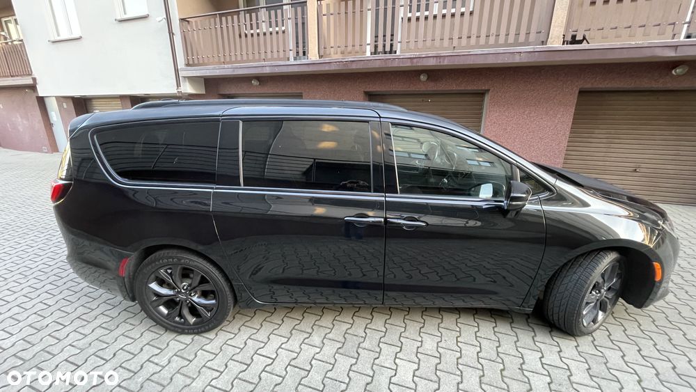Chrysler Pacifica - 11
