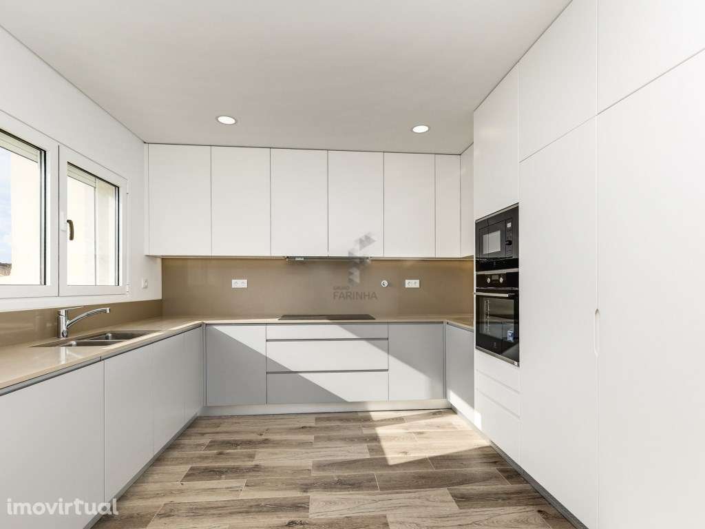 MORADIA T4 NOVA
Famões, moradia independente V4+1 nova com Jardim,... - Grande imagem: 4/46