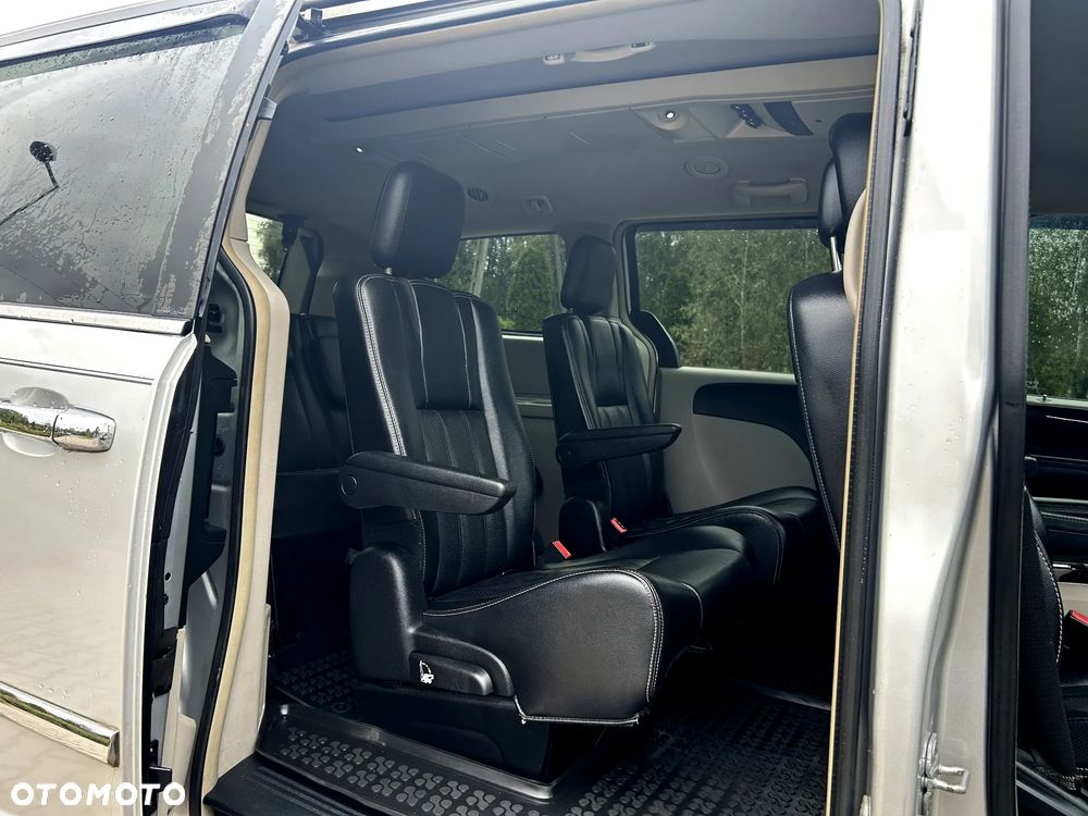 Chrysler Town & Country 3.6 Limited - 14