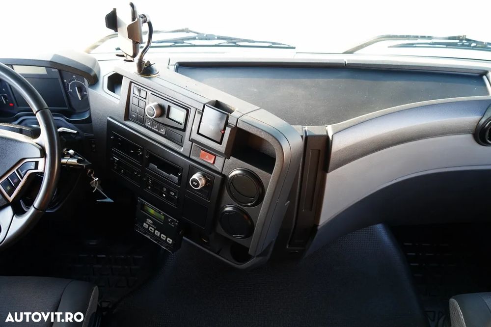 Renault T 430 / 6x2 / REFRIGERAT -9 M / UNITATE CARRIER SUPRA 1250 / platformă elevatoare / oblon rulant / punte de ridicare / direcție - 32