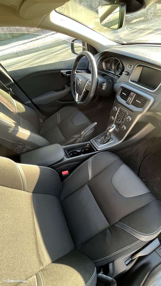 Volvo V40 2.0 D3 Momentum Geartronic - 25