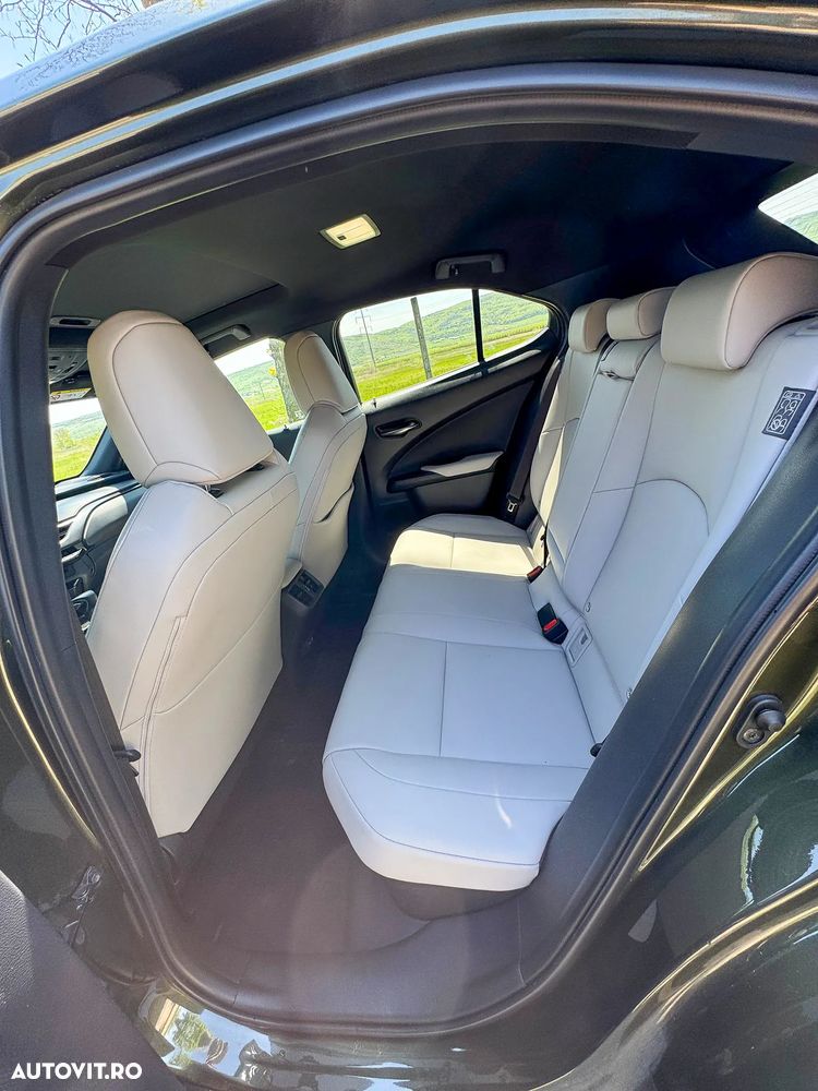 Lexus UX - 12