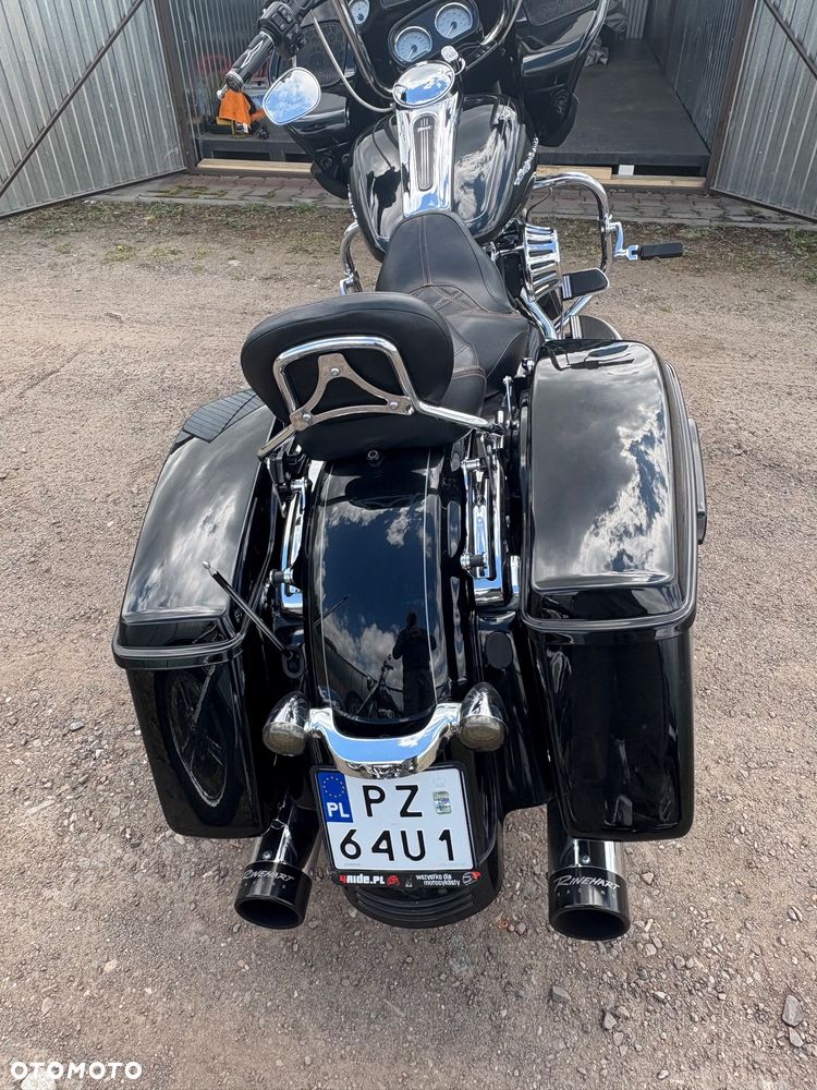 Harley-Davidson Touring Road Glide - 2