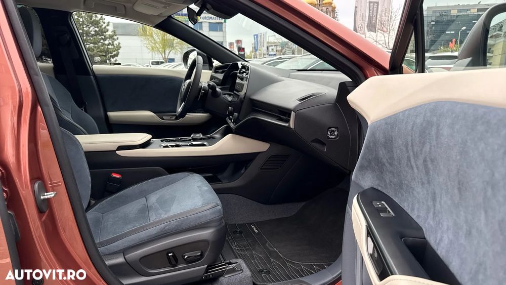 Lexus RZ 450e AWD Luxury - 8