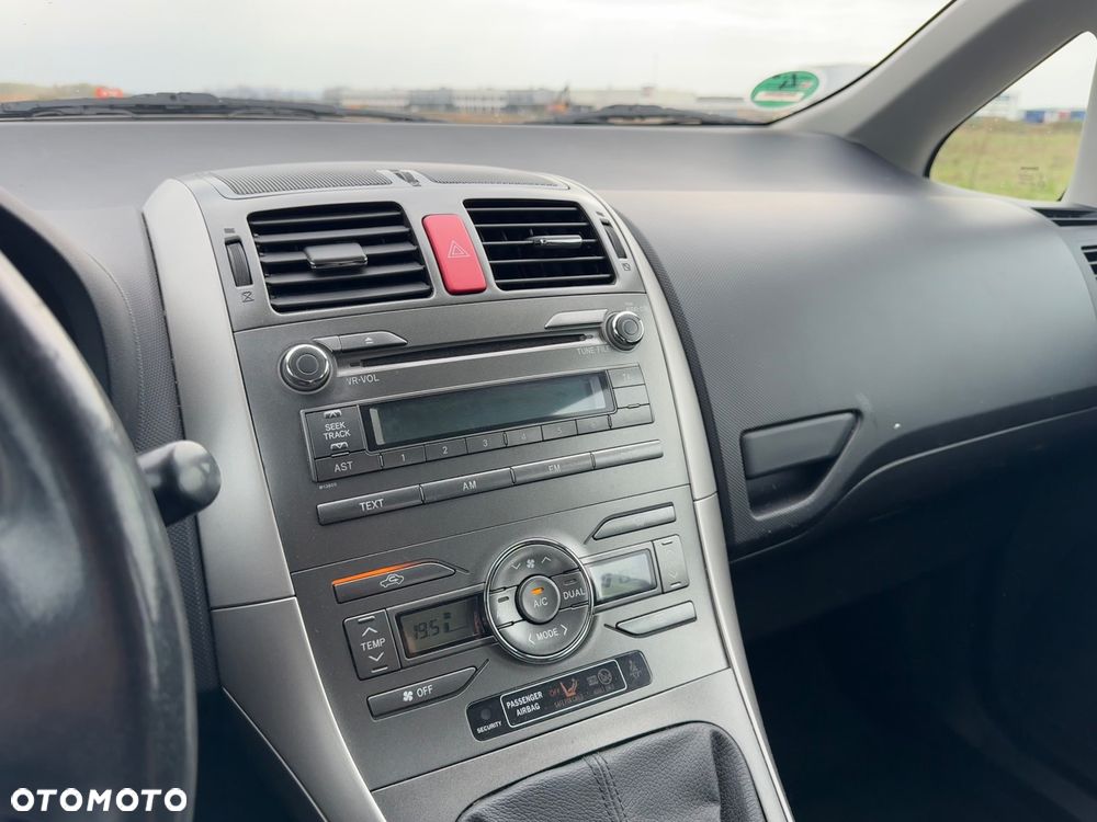 Toyota Auris 1.6 VVT-i Executive - 10