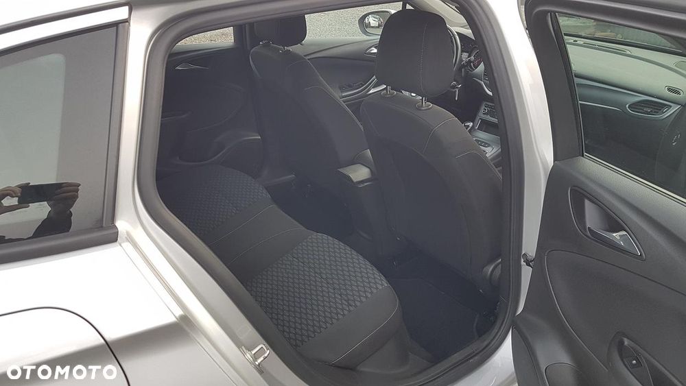 Opel Astra 1.6 CDTI Essentia - 32