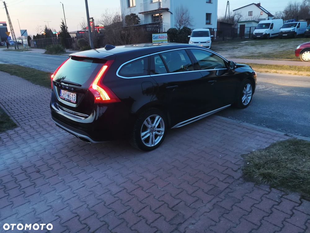 Volvo V60 D6 AWD Plug-in Hybrid R-Design Momentum - 33