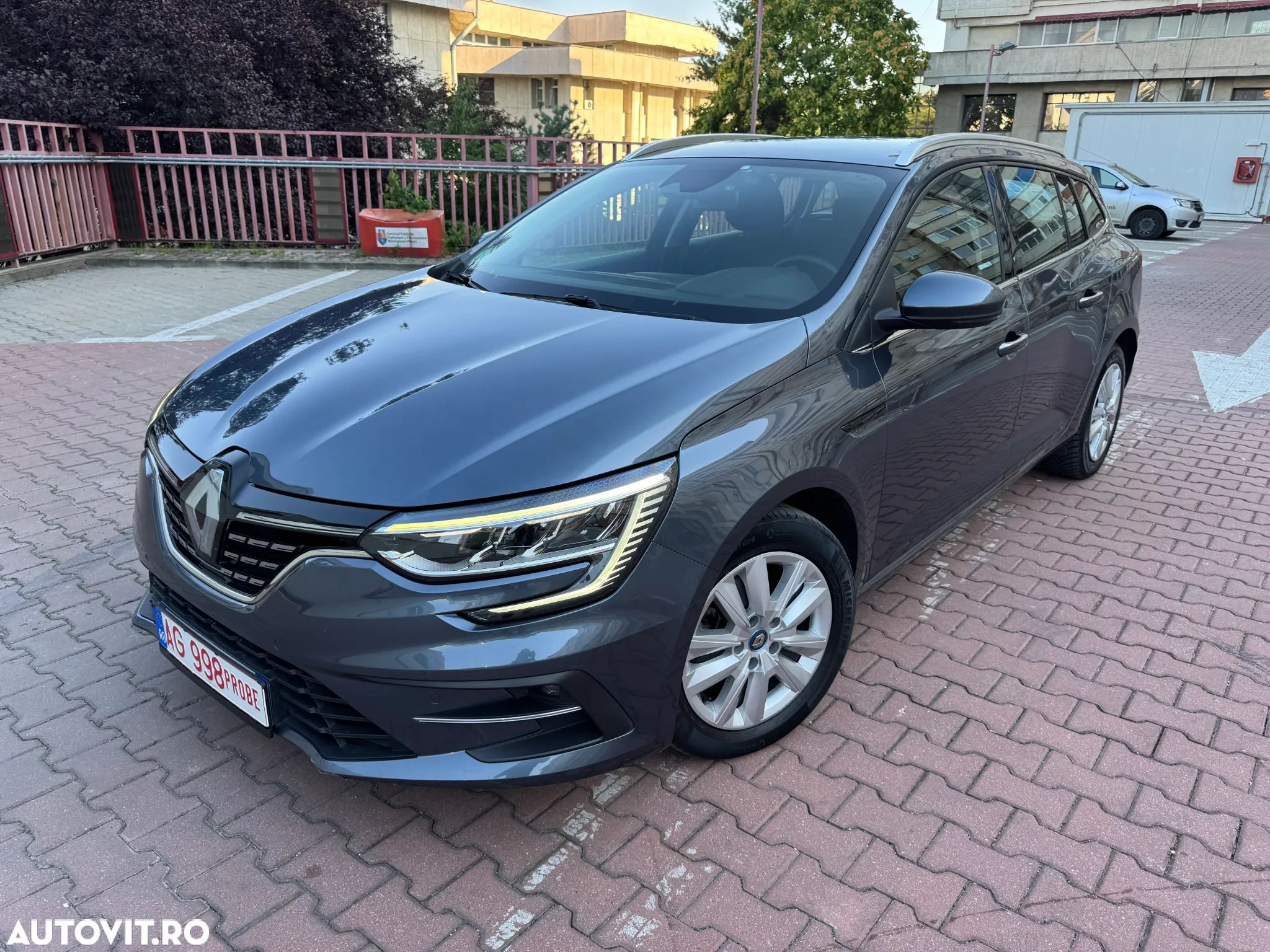 Renault Megane Grandtour E-TECH Plug-in 160 BUSINESS EDITION - 1