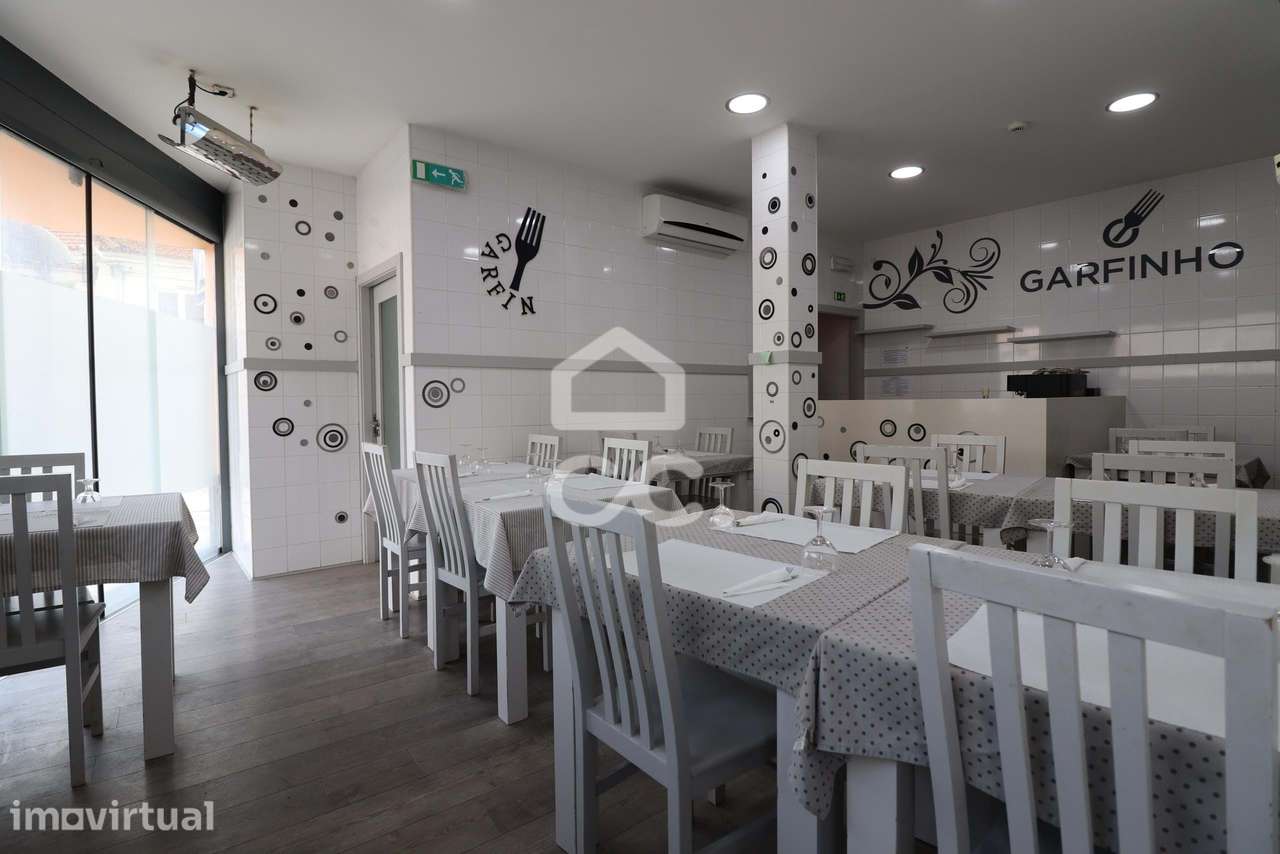 Prédio comercial com restaurante e churrasqueira em atividade, em Vila - Grande imagem: 2/19