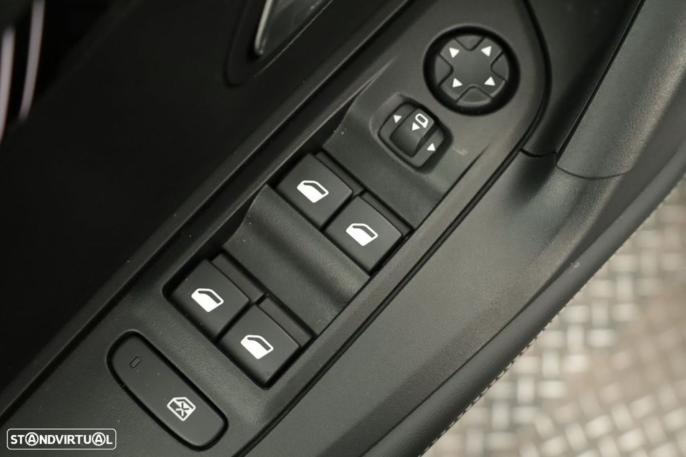 Peugeot 2008 1.2 PureTech Allure - 19
