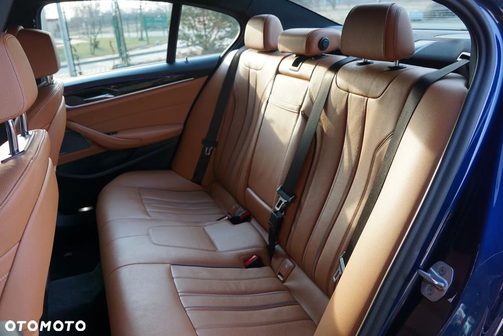 BMW Seria 5 M550i xDrive sport - 31