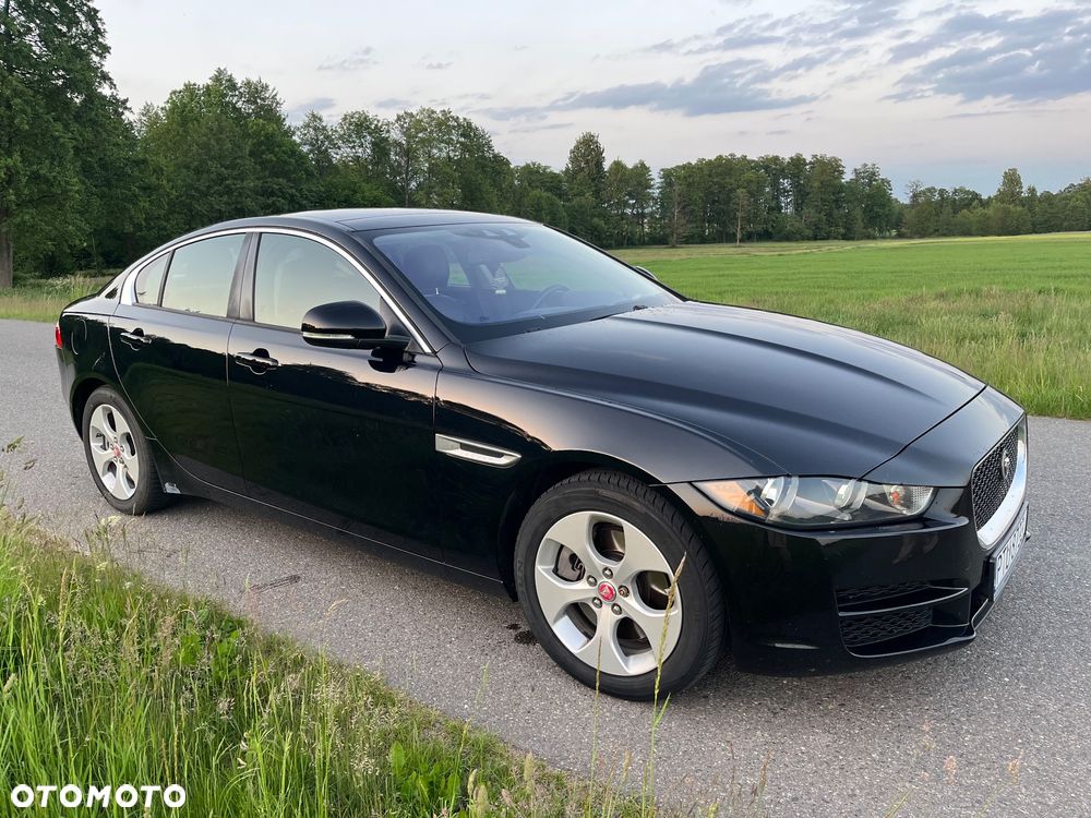 Jaguar XE 2.0 T Portfolio - 4