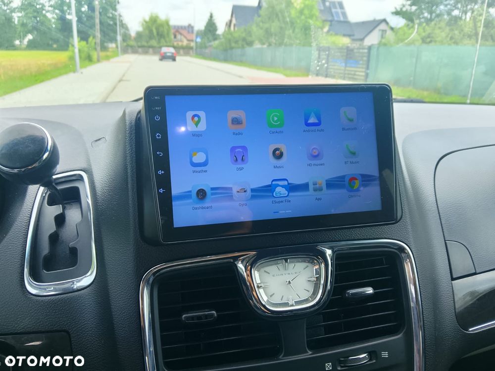 Chrysler Town & Country - 11