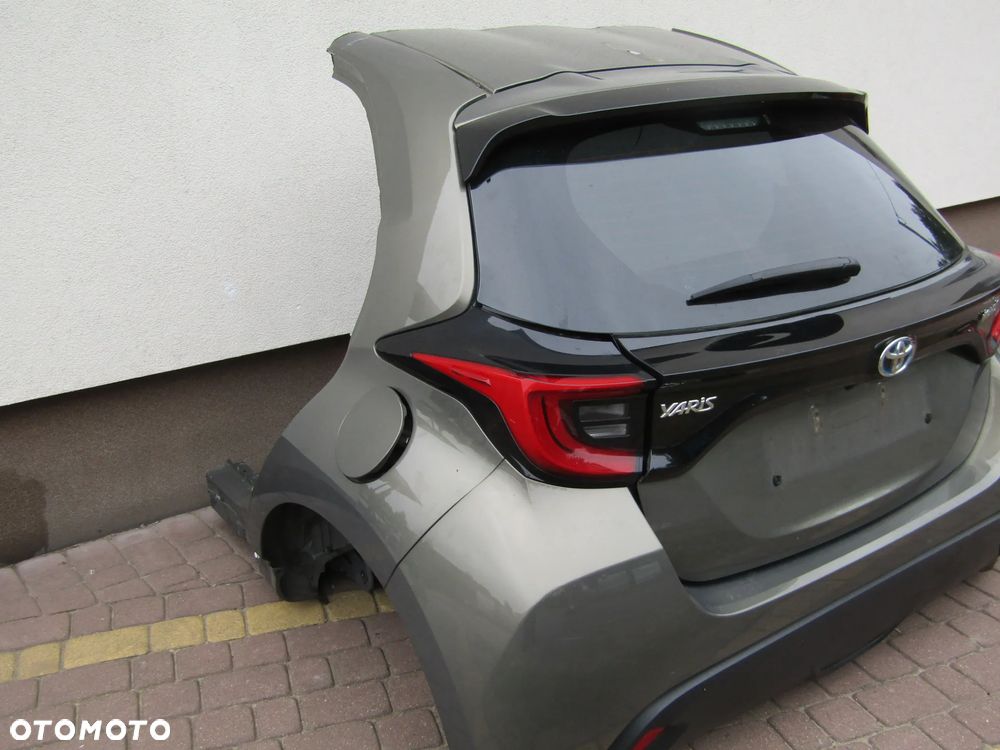 TOYOTA YARIS IV TYŁ KOMPLETNY DUPA 6X1 - 2