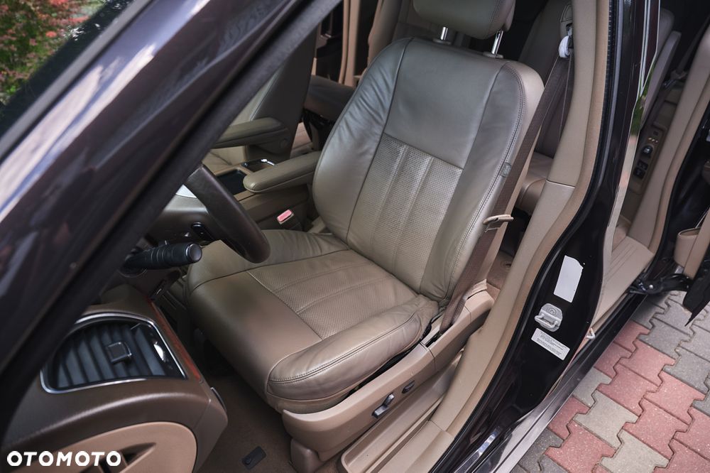 Chrysler Town & Country - 22
