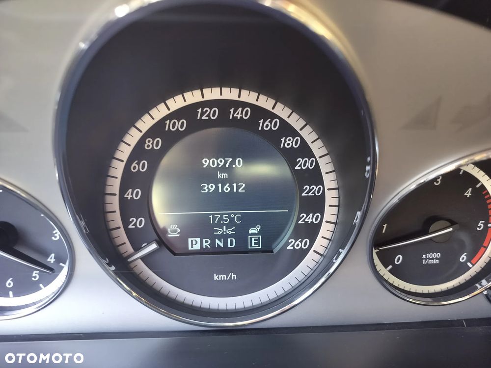 Mercedes-Benz Klasa E 350 CDI DPF BlueEFFICIENCY 7G-TRONIC Elegance - 16