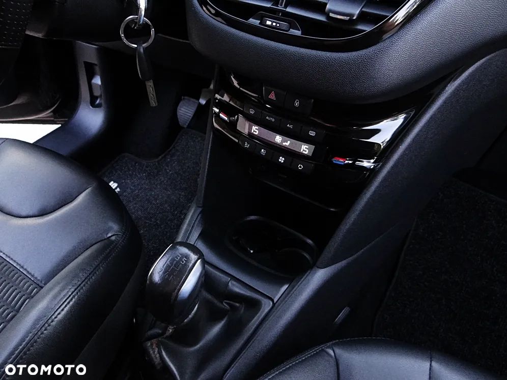 Peugeot 208 120 VTI Intuitive - 33