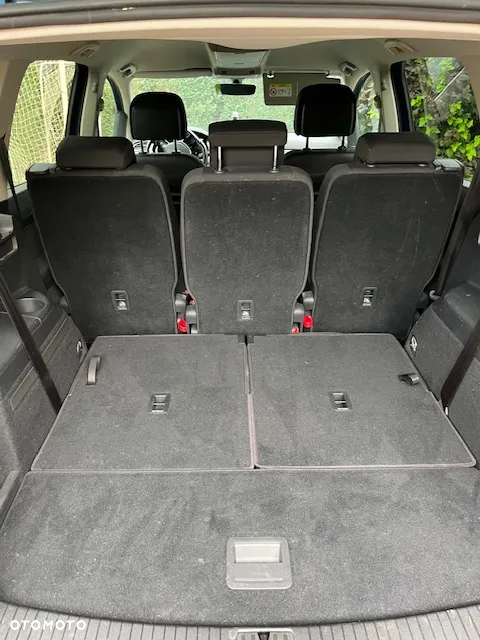 Volkswagen Touran - 12