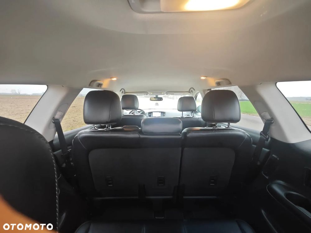 Nissan Pathfinder - 25