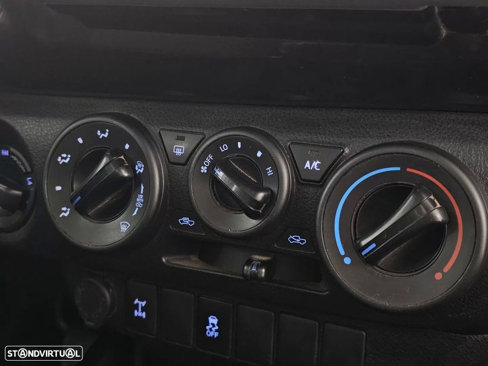 Toyota Hilux 2.4 D-4D 4WD CD CM - 26