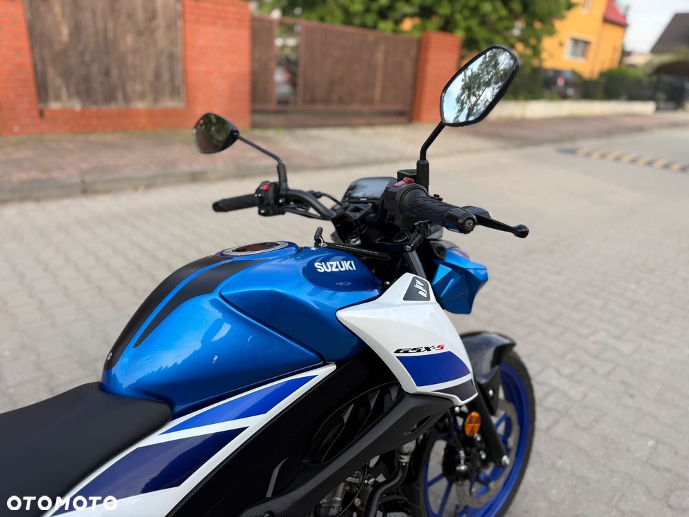 Suzuki GSX - 12