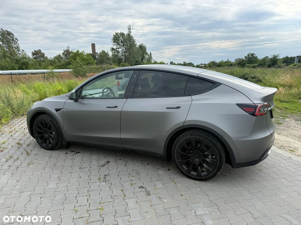 Tesla Model Y - 1